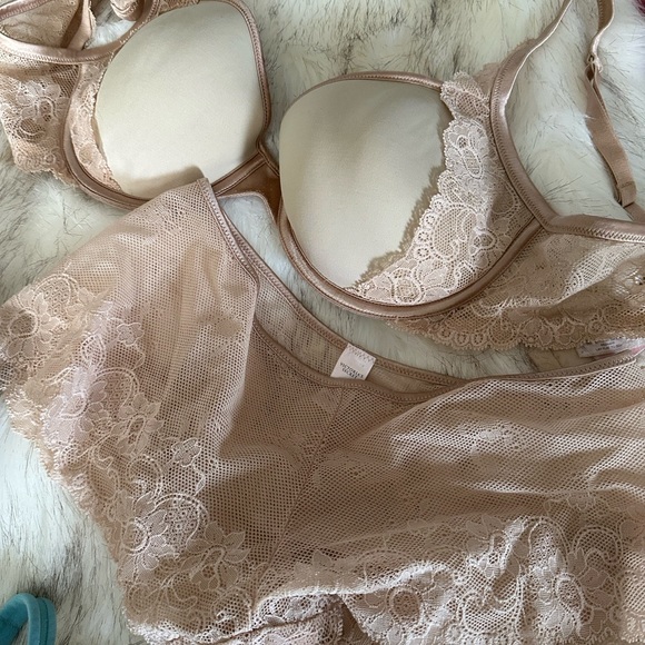 Four Victoria’s Secret Bras-Size 36C - Picture 13 of 15